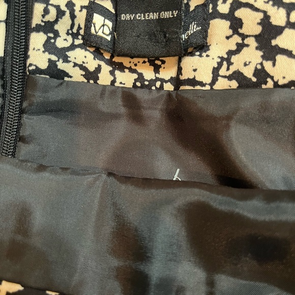 Lined skirt. Tan/Khaki with Black design. Back zipper. Back slit. - Picture 5 of 6